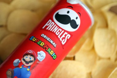 KYIV, UKRAINE - 19 Nisan 2025 Sınırlı Versiyon Pringles Süper Mario 'nun etrafındaki temalı tüpü kapatın, oyuncu grafikler ve markalaşma içeriyor