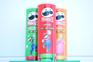 KYIV, UKRAINE - 19 Nisan 2025 Sınırlı Versiyon Pringles Süper Mario 'nun etrafındaki temalı tüpleri kapatın, oyuncu grafikler ve markalaşma içeriyor