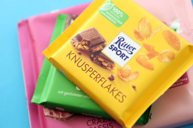 KYIV, UKRAINE - 19 Nisan 2025 Birkaç Ritter çikolatası yakın plan kağıdında. Knusperflakes tadı Kaju NussKlass ve Fruity Duo ile