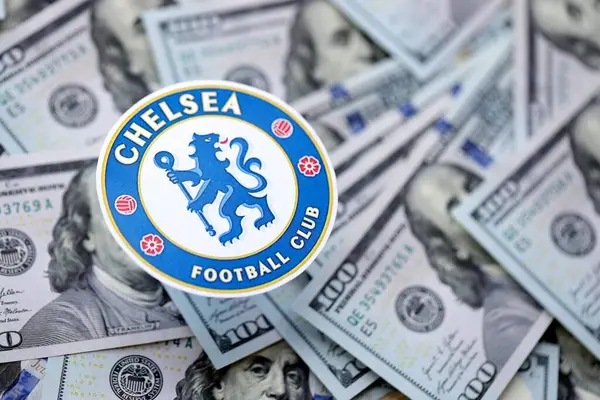 KYIV, UKRAINE - 23 Şubat 2025 Chelsea FC futbol kulübü rozeti büyük miktarlarda Amerikan doları üzerinde yer almaktadır.