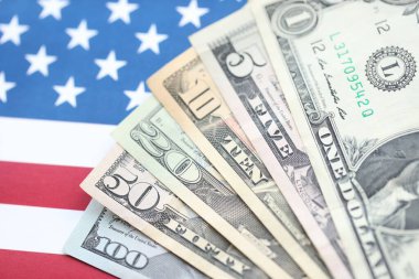 Amerikan doları banknotları ve Amerikan bayrağı kapanıyor. Para yatırımı konsepti ve vergi ödeme