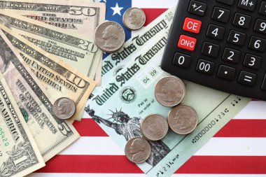 Amerikan doları para ve hesap makinesi Amerikan bayrağına yakın. Para yatırımı konsepti ve vergi ödeme