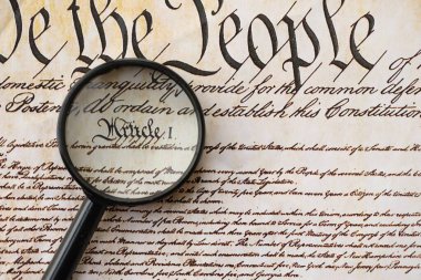 Amerikan Anayasası kağıt sayfası ve büyüteç kapanıyor. Biz İnsanlar