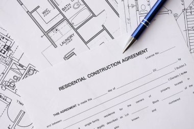 Konut inşaatı sözleşmesi ve konut inşaatı projesinin planlarının kalemi. İnşaat planı konsepti
