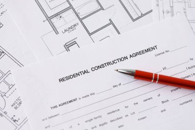 Konut inşaatı sözleşmesi ve konut inşaatı projesinin planlarının kalemi. İnşaat planı konsepti