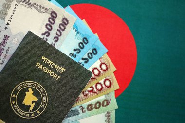 Bangladeş 'te büyük miktarda para ve pasaport Bangladeş bayraklarında asılı. Finans ve bankacılık kavramı