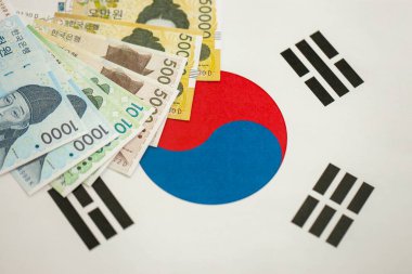 Güney Kore büyük miktarlarda para kazandı. Güney Kore bayrağına yakın duruyor. Finans ve bankacılık kavramı