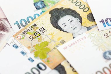 Güney Kore çok para kazandı. Beyaz masaların üzerinde. Yakın plan.