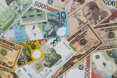 Farklı para birimlerinden ve ülkelerden yüklü miktarda para. Uluslararası nakitin çeşitli arka planında büyük bir yığın var.