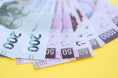 Meksika pezosu faturaları büyük miktarlarda sarı renkli masaya yakın duruyor. Finans ve bankacılık kavramı