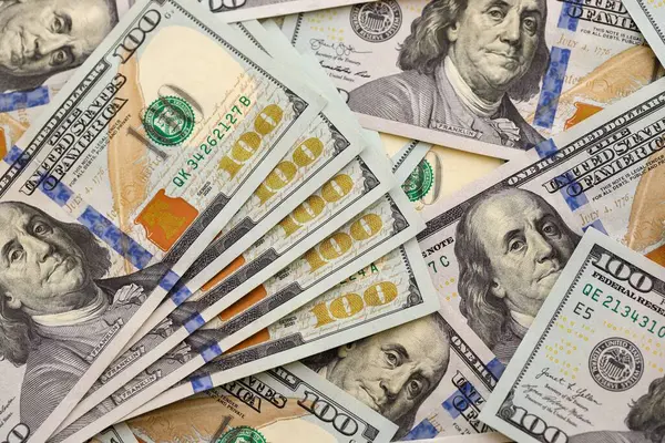Paralı arka plan. Yüz dolarlık banknotlar. 100 dolarlık banknotlar.
