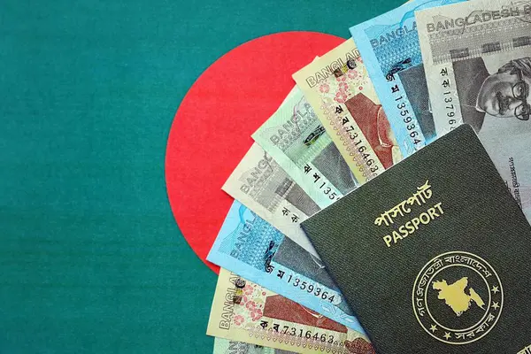 Bangladeş 'te büyük miktarda para ve pasaport Bangladeş bayraklarında asılı. Finans ve bankacılık kavramı