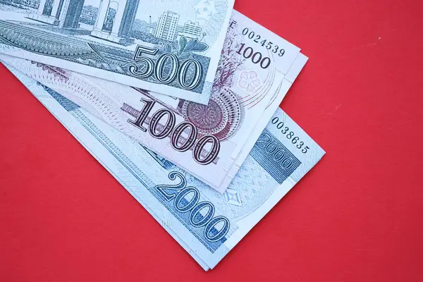 Kuzey Kore büyük miktarlarda para kazandı. Yakın plan kırmızı masada yatıyor. Finans ve bankacılık kavramı