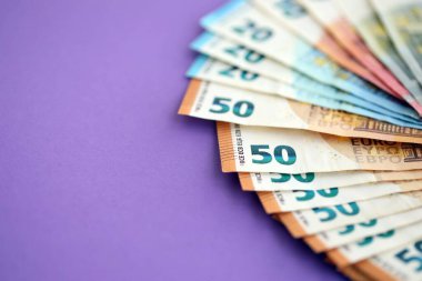 Avrupa para birimi banknotlarının büyük bir kısmı mor renkli masaya yakın. Avrupa 'da iş ve gelir kavramı