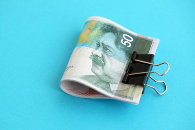 Israel New Shekels banknotları mavi arka planda. İsrail 'in şu anki para banknotları büyük oranda mavi üzerine yatar. İsrail 'de iş ve yatırım kavramı