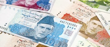 Pakistan banknotları. Pakistan 'ın mevcut para faturaları büyük miktarda masada yatıyor. Pakistan 'da iş ve yatırım kavramı