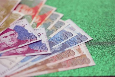 Pakistan parlayan yeşil arka planda banknotlar halinde. Pakistan 'ın mevcut para faturaları büyük miktarda masada yatıyor. Pakistan 'da iş ve yatırım kavramı