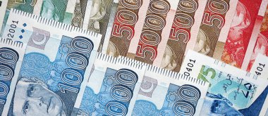 Pakistan banknotları kapanıyor. Pakistan 'ın mevcut para faturaları büyük miktarda masada yatıyor. Pakistan 'da iş ve yatırım kavramı