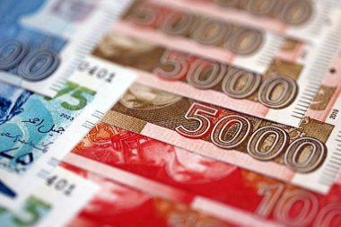 Pakistan banknotları kapanıyor. Pakistan 'ın mevcut para faturaları büyük miktarda masada yatıyor. Pakistan 'da iş ve yatırım kavramı