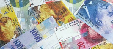 İsviçre frangı banknotları. Mevcut frank para faturaları büyük miktarda masada yatıyor. İş ve yatırım kavramı