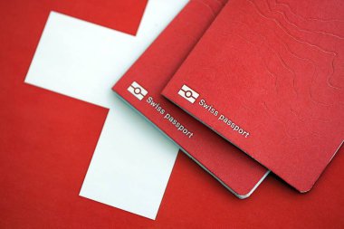 Bayrağın üstünde İsviçre pasaportu. Şimdiki İsviçre bayrağı yakından geçiyor. İsviçre 'de vatandaşlık kavramı