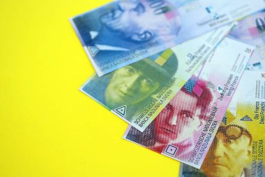 Sarıya İsviçre frangı banknotları. Mevcut frank para faturaları büyük miktarda masada yatıyor. İsviçre 'de iş ve yatırım kavramı