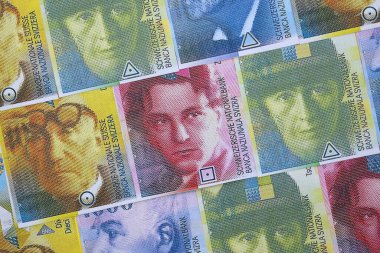 İsviçre frangı banknotları. Mevcut frank para faturaları masanın üzerinde çok yakın mesafede duruyor. İsviçre 'de iş ve yatırım kavramı