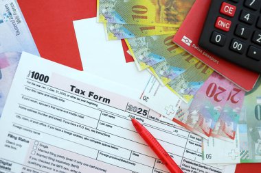 İsviçre frangı banknotları ve vergi formları. Mevcut para faturaları vergi formu ve bayraklarda yatıyor. İsviçre 'de vergilendirme kavramı