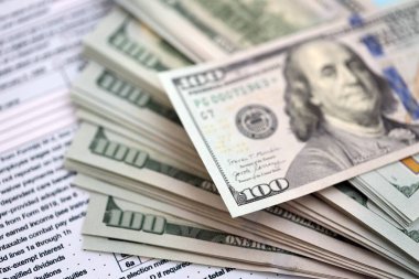 Birleşik Devletler 'in yüz dolarlık banknotları bireysel gelir vergisi iadesi formlarıyla masaya yatırıldı. ABD 'de vergilendirme ve muhasebe kavramı