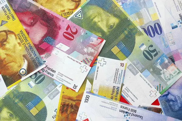 İsviçre frangı banknotları. Mevcut frank para faturaları büyük miktarda masada yatıyor. İsviçre 'de iş ve yatırım kavramı
