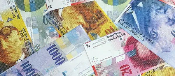 İsviçre frangı banknotları. Mevcut frank para faturaları büyük miktarda masada yatıyor. İş ve yatırım kavramı