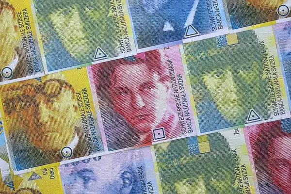 İsviçre frangı banknotları. Mevcut frank para faturaları masanın üzerinde çok yakın mesafede duruyor. İsviçre 'de iş ve yatırım kavramı
