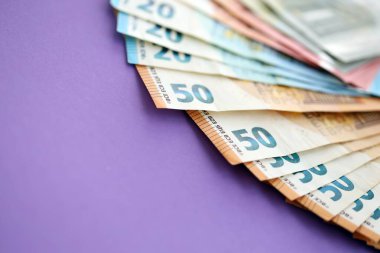 Avrupa para birimi banknotlarının büyük bir kısmı mor renkli masaya yakın. Avrupa 'da iş ve gelir kavramı