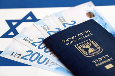 İsrail Yeni Şekelleri 'nin banknotları ve pasaportu bayrağın üzerinde. İsrail 'in mevcut para faturaları ve biyometrik geçiş bayrağında büyük miktarda yer alıyor. İsrail 'de seyahat ve tatil kavramı