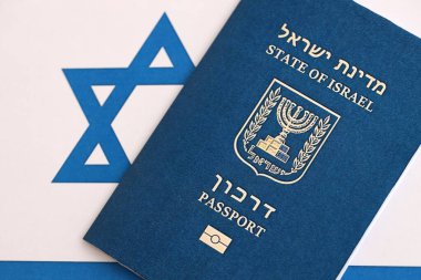 İsrail pasaportu bayrağın üstünde. İsrail 'in şu anki biyometrik geçidi bayrağa yakın duruyor. İsrail 'de vatandaşlık kavramı