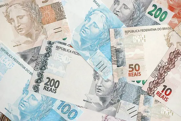 Brezilya Reais banknotları. Mevcut Brezilya gerçek para faturaları masada büyük miktarda yatıyor. Brezilya 'da iş ve yatırım kavramı