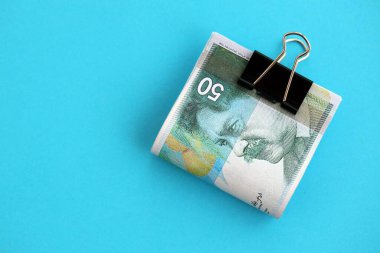 Israel New Shekels banknotları mavi arka planda. İsrail 'in şu anki para banknotları büyük oranda mavi üzerine yatar. İsrail 'de iş ve yatırım kavramı