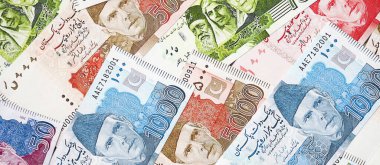 Pakistan banknotları. Pakistan 'ın mevcut para faturaları büyük miktarda masada yatıyor. Pakistan 'da iş ve yatırım kavramı