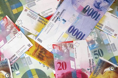 İsviçre frangı banknotları. Mevcut frank para faturaları büyük miktarda masada yatıyor. İsviçre 'de iş ve yatırım kavramı