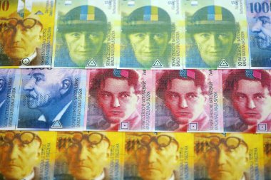 İsviçre frangı banknotları. Mevcut frank para faturaları masanın üzerinde çok yakın mesafede duruyor. İsviçre 'de iş ve yatırım kavramı