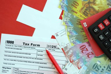 İsviçre frangı banknotları ve vergi formları. Mevcut para faturaları vergi formu ve bayraklarda yatıyor. İsviçre 'de vergilendirme kavramı