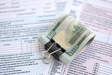 Birleşik Devletler 'in yüz dolarlık banknotları bireysel gelir vergisi iadesi formlarıyla masaya yatırıldı. ABD 'de vergilendirme ve muhasebe kavramı