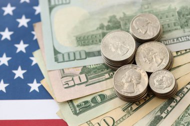 Amerikan doları banknotları ve Amerikan bayrağı kapanıyor. Para yatırımı konsepti ve vergi ödeme