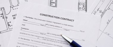 Konut inşaatı sözleşmesi ve konut inşaatı projesinin planlarının kalemi. İnşaat planı konsepti