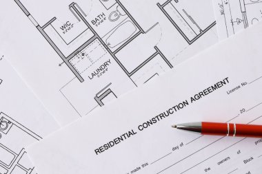 Konut inşaatı sözleşmesi ve konut inşaatı projesinin planlarının kalemi. İnşaat planı konsepti