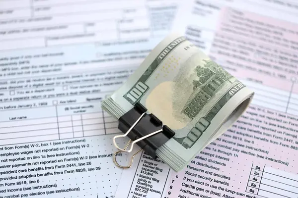 Birleşik Devletler 'in yüz dolarlık banknotları bireysel gelir vergisi iadesi formlarıyla masaya yatırıldı. ABD 'de vergilendirme ve muhasebe kavramı