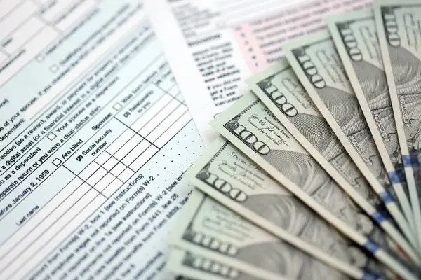 Birleşik Devletler dolarlarının büyük bir kısmı bireysel gelir vergisi iadesi formlarıyla masaya yatırıldı. ABD 'de vergilendirme ve muhasebe kavramı