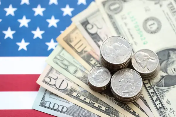 Amerikan doları banknotları ve Amerikan bayrağı kapanıyor. Para yatırımı konsepti ve vergi ödeme