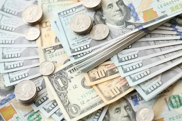 Amerikan dolarları para ve sikkeler büyük miktarda kapanıyor. Mali konsept