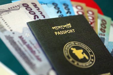 Bangladeş 'te büyük miktarda para ve pasaport Bangladeş bayraklarında asılı. Finans ve bankacılık kavramı